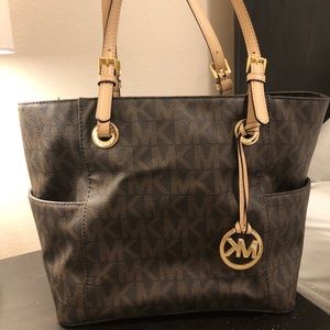 Micheal Kors Jet set classic logo